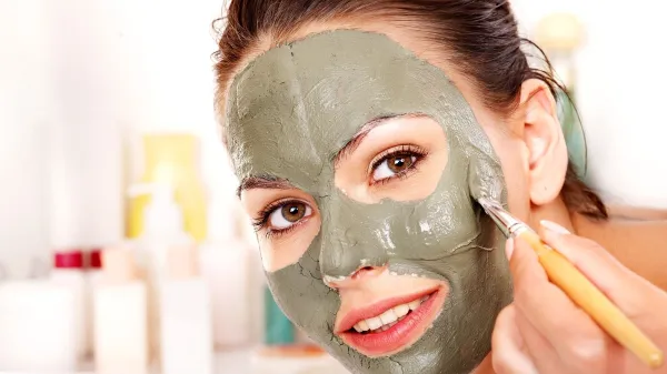 Happy woman with clay facial mask in beauty spa.,Image: 159847935, License: Royalty-free, Restrictions:, Model Release: yes, Credit line: Gennadiy Poznyakov/Alamy/Profimedia