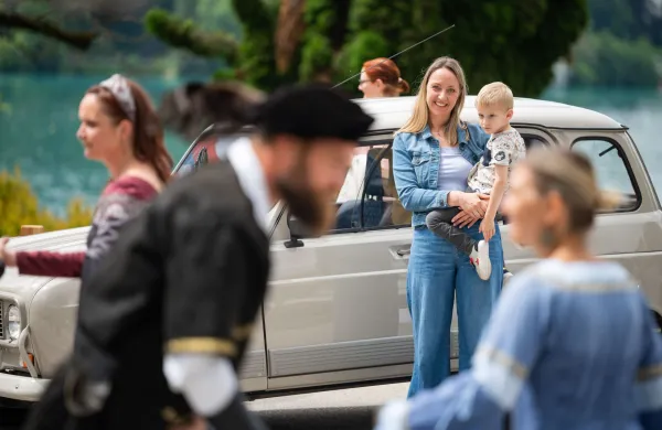 Bled, pred Festivalno dvorano Bled.Dogodek Dobrodelna katra na Bledu, na katerem so zbirali denar za stiriletnega decka Urbana s prirojeno gensko mutacijo CTNNB1 in rehabilitacijske pripomocke za paraplegike in tetraplegike.