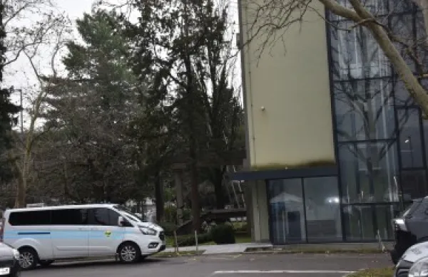 Alžirec, osumljen spolnega nasilja, končno za zapahi