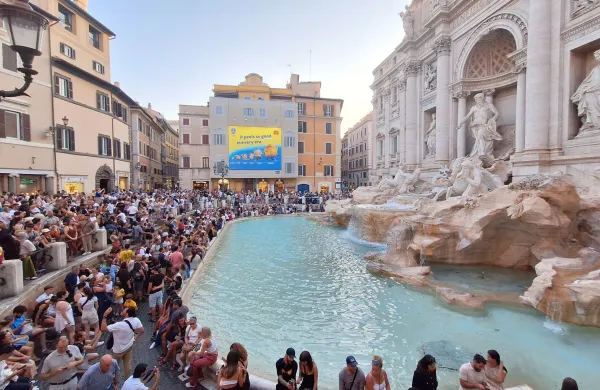 Rim fontana di trevi turisti Rim gneča