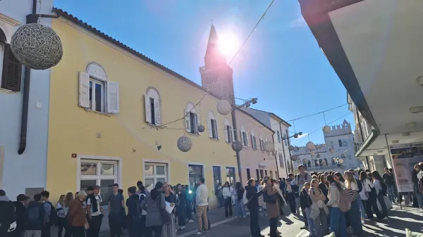 Pogled s terase Caff&egrave; Verde na polno Verdijevo ulico in s soncem obsijani Titov trg v Kopru 