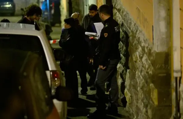 Preiskovalci pred stavbo v Ulici Machlig pri sv. Aljoziju,kjer so v četrtek popoldne odkrili truplo