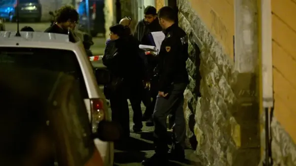 Preiskovalci pred stavbo v Ulici Machlig pri sv. Aljoziju,kjer so v četrtek popoldne odkrili truplo