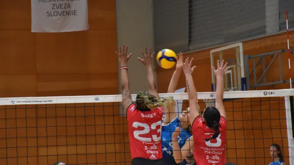 Odbojka Gen i volley napad Žana Godec proti SIP