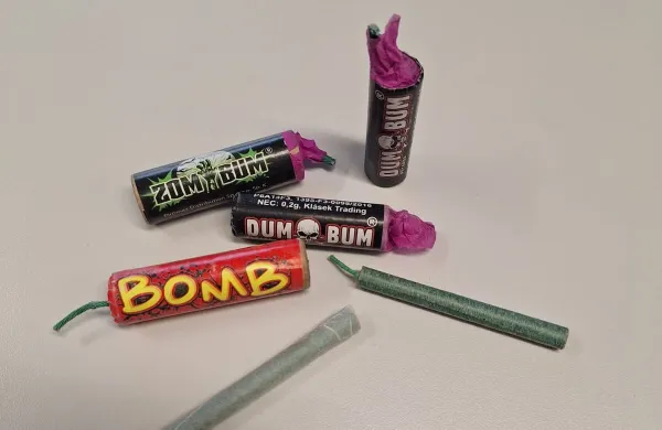 Petarda priletela v okno in ga razbila