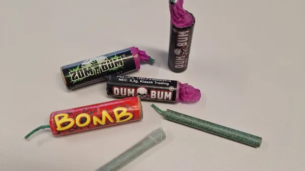 Petarda priletela v okno in ga razbila