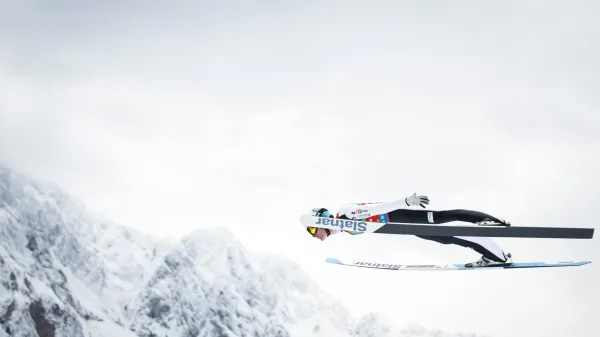 Planica.Posamicna tekma in razglasitev zmagovalcev sezone v skupnih sestevkih FIS svetovnega pokala v smucarskih skokih in smucarskih poletih ter v pokalu narodov.Smucarski skakalec Domen Prevc.