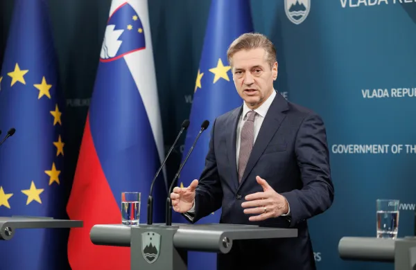 Ljubljana, vlada.Izjava predsednika vlade Roberta Goloba in ministra za kohezijo in regionalni razvoj Aleksandra Jevska.Predsednik vlade Robert Golob.
