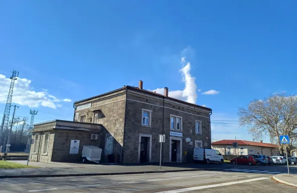 Ilirska Bistrica, Trnovo.Kettejeva literarna pot, ki jo bo obcina Ilirska Bistrica po prenovi in nadgradnji uradno odprla 8. februarja 2025.Zelezniska postaja.