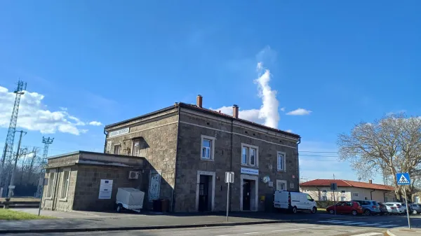 Ilirska Bistrica, Trnovo.Kettejeva literarna pot, ki jo bo obcina Ilirska Bistrica po prenovi in nadgradnji uradno odprla 8. februarja 2025.Zelezniska postaja.