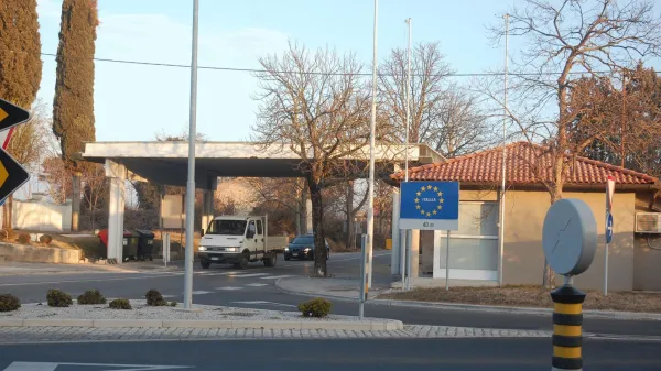 Nadstre&scaron;ek mejni prehod Miren desno carinarnica