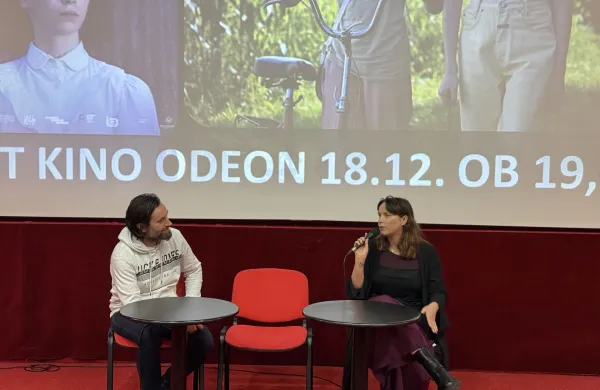 Ester Ivakič in Erik Toth, skrbnikom filmskega programa v Art kinu Odeon, med pogovorom po projekciji