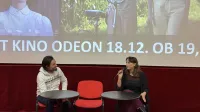 Ester Ivakič in Erik Toth, skrbnikom filmskega programa v Art kinu Odeon, med pogovorom po projekciji