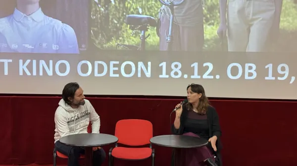 Ester Ivakič in Erik Toth, skrbnikom filmskega programa v Art kinu Odeon, med pogovorom po projekciji