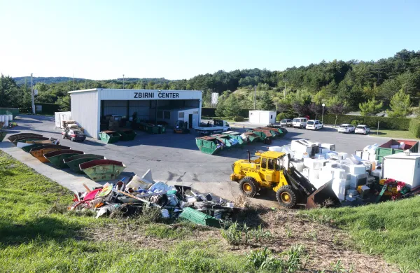 Sveti Anton, 04.10.2019Dvori pri Svetem Antonu, Marjetica Koper, Odlagali&scaron;če smeti. smeti&scaron;če