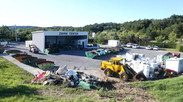 Sveti Anton, 04.10.2019Dvori pri Svetem Antonu, Marjetica Koper, Odlagali&scaron;če smeti. smeti&scaron;če