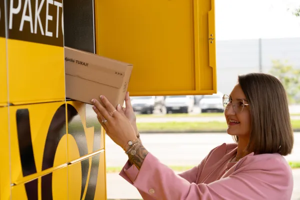 Uporabniki po&scaron;tnih storitev se vse pogosteje odločajo za prevzem paketov na paketomatih.