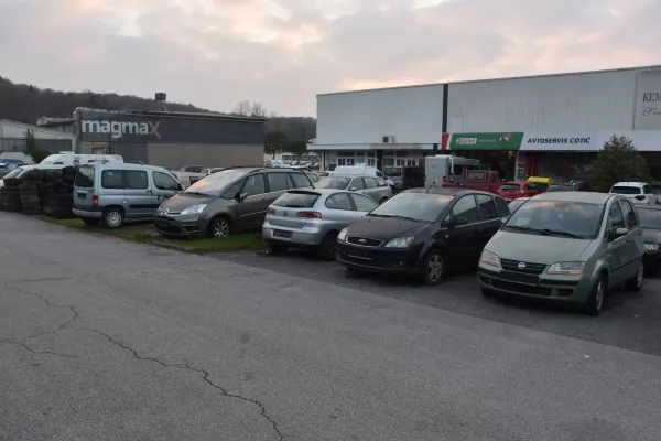 Na Primorskem 16 neprijavljenih odlagali&scaron;č odsluženih vozil