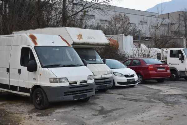 Na Primorskem 16 neprijavljenih odlagali&scaron;č odsluženih vozil