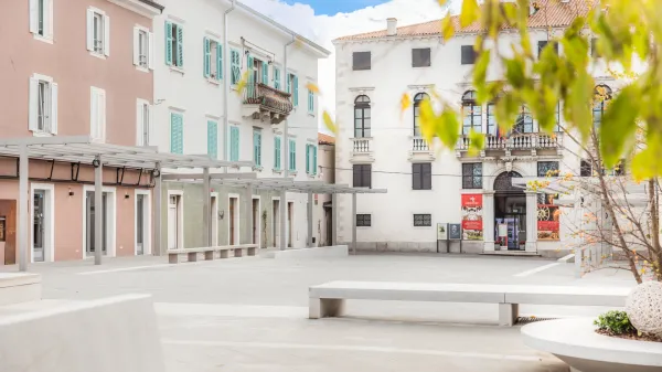 Prenovljeni muzejski trg v Kopru.