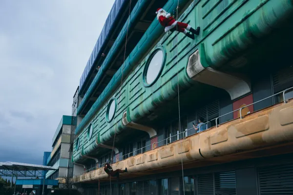 Božiček in jelenček sta razveselila male bolnike