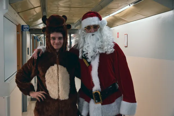 Božiček in jelenček sta razveselila male bolnike