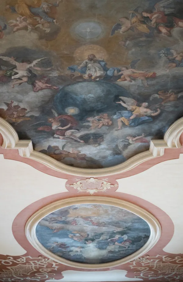 Nevsakdanje prizori&scaron;če nevsakdanjega silvestrovanja - dvorana sv. Franči&scaron;ka Asi&scaron;kega.