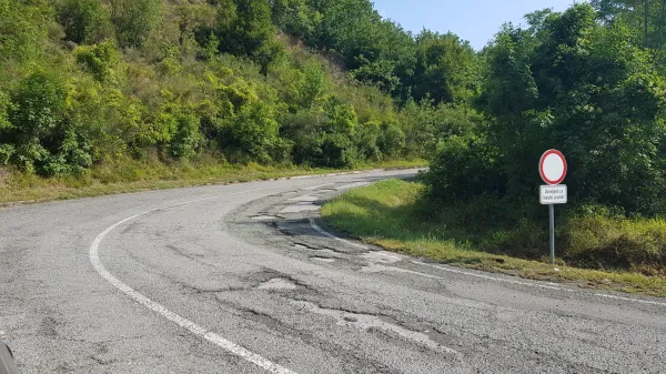 Stara &Scaron;marska cesta je preluknjana kot &scaron;vicarski sir