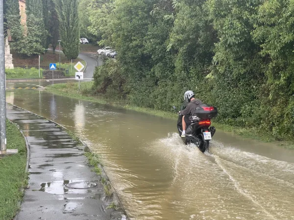 Vanganel, motorist, poplave, luža, dež