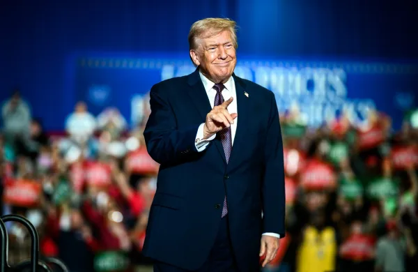 Tretji sveženj dokumentov, ki so ga objavili pretekli teden, postavlja Donalda Trumpa v kočljiv položaj.