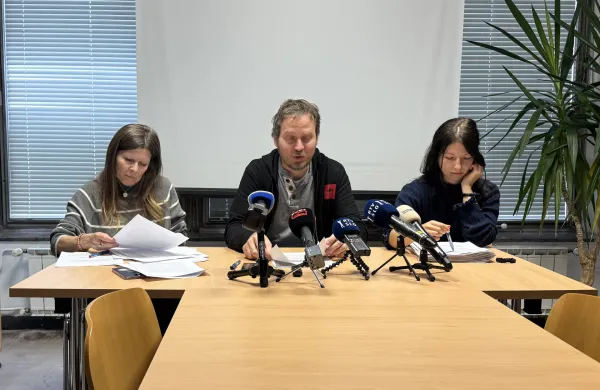 Ljubljana, Dom sindikatov.Novinarska konferenca drustva Delavska svetovalnica o usodi kazenskih ovadb zaradi krsitev temeljnih pravic delavcev, ogrozanja varnosti pri delu, trgovine z ljudmi in drugih kaznivih dejanj.Foto: STA