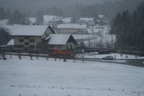 Čeprav so morali mnogi, tudi "zadolženi" za varne ceste, na predbožični dan delati več kot običajno, so se novega snega razveselili vsi. 