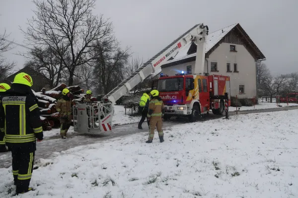 Nesrečni dogodki se žal ne ozirajo na praznike in tudi na predbožično jutro so mnoge prizadeli in poklicali na pomoč. Na fotografiji re&scaron;evanje vžiga saj v dimniku v Godoviču.