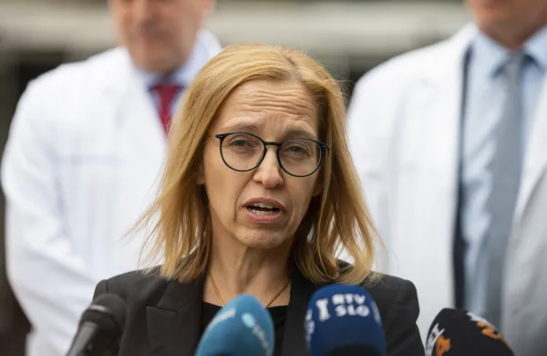 Ljubljana, UKC.Premier Robert Golob je z ministrico za zdravje Valentino Prevolnik Rupel obiskal Univerzitetni klinicni center (UKC) Ljubljana ob petstoti transplantaciji srca v tej ustanovi.Novinarska konferenca ob zakljucku obiska.