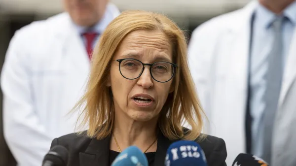 Ljubljana, UKC.Premier Robert Golob je z ministrico za zdravje Valentino Prevolnik Rupel obiskal Univerzitetni klinicni center (UKC) Ljubljana ob petstoti transplantaciji srca v tej ustanovi.Novinarska konferenca ob zakljucku obiska.