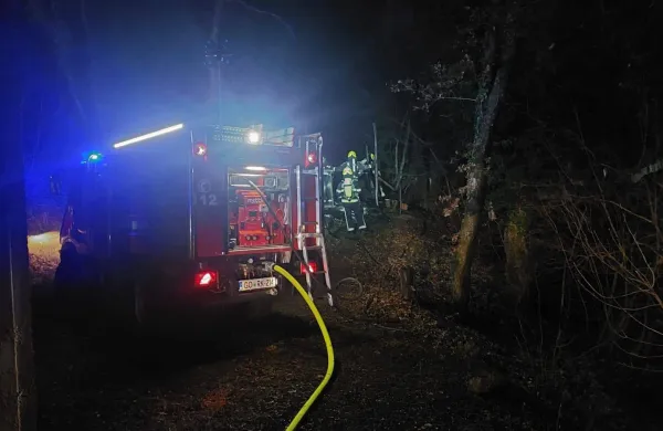 Ajdovski gasilci so posredovali pri požaru barake v Lokavcu.