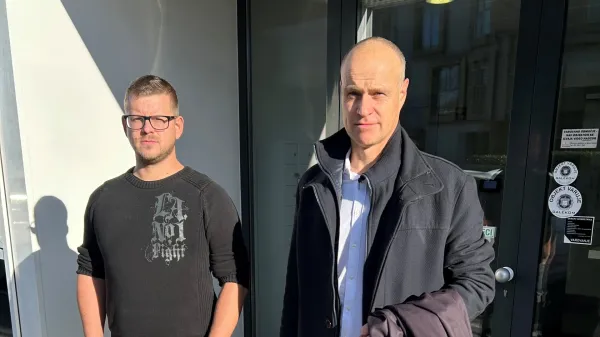 policist Rok Prelaz (levo) odvetnik Edvard Ermenc (desno)