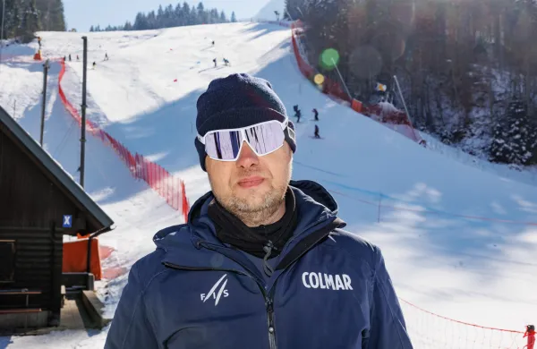 Kranjska Gora, Podkoren.Termin za izjave vodilnih predstavnikov Pokala Vitranc in svetovnega pokala v alpskem smucanju po snezni kontroli Mednarodne smucarske zveze (FIS).Snezni kontrolor Mednarodne smucarske zveze (Fis) Jani Hladnik.