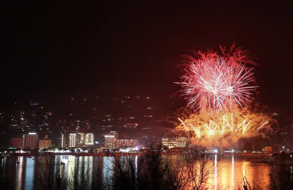 Portorož kljub okoljevarstvenim opozorilom edini v Istri &scaron;e vztraja z ognjemetom
