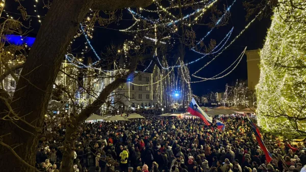 Na Pre&scaron;ernovem trgu se je zbrala množica ljudi