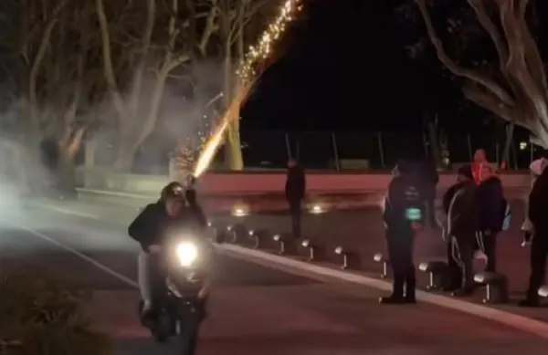 Pirotehnična sredstva so "streljali" kar med vožnjo na mopedu