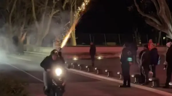 Pirotehnična sredstva so "streljali" kar med vožnjo na mopedu