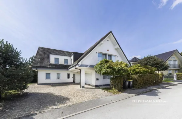 Stanovanjska nepremičnina, ki se prodaja za 1,5 milijona evrov, se nahaja nedaleč od vile Luke Dončića.