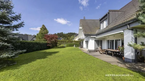 Stanovanjska nepremičnina, ki se prodaja za 1,5 milijona evrov, se nahaja nedaleč od vile Luke Dončića.