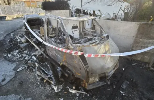 Uničeni avtomobili v Naselju sv. Nazarija