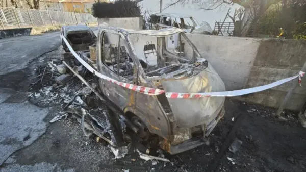 Uničeni avtomobili v Naselju sv. Nazarija