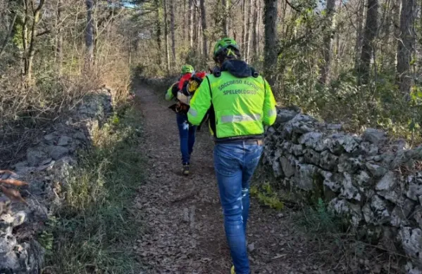 Ekipa gorskih re&scaron;evalcev je tekača odnesla na nosilih