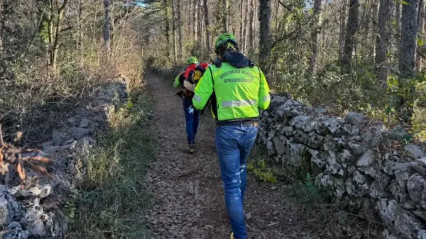 Ekipa gorskih re&scaron;evalcev je tekača odnesla na nosilih