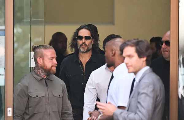 Russell Brand na zatožno klop ne bo sedel prvič.