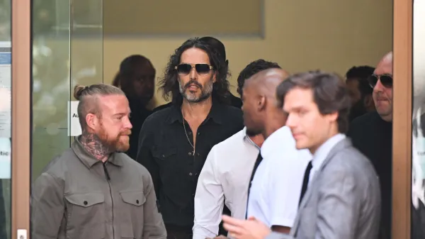 Russell Brand na zatožno klop ne bo sedel prvič.